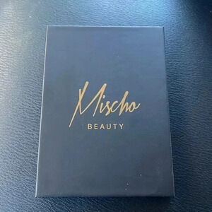 Eyeshadow palette by Mischo Beauty